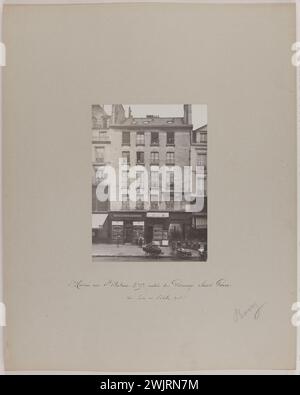 Barry, Jean. Haus rue St Antoine Nr. 65 - Eingang zur Passage Saint-Pierre / Blick im Oktober 1913. "Haus in der Rue Saint-Antoine 65 und Eingang zur Passage Saint-Pierre-Amelot, 11. Arrondissement, Paris". Gelatino-Silberbromid-Entnahme. 1913-10-1913-10. Paris, Carnavalet Museum. 123817-27 Stockfoto