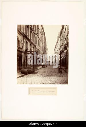 Rue des Beaux-Arts, Blick auf die Rue de seine. Paris (6. Arr.), zwischen 1865 und 1868. Fotografie von Charles Marville (1813-1879). Paris, Carnavalet Museum. 146117-17 Französische Kunstschule, nationale Schule der Schönen Künste, Beaux-Arts-Establishment, Entree, Fassade, Grille, Gebäude, Pave, Viertel Saint-Germain-des-Pres, Rue des Beaux-Arts, Tonneau, 19. XIX. 19. 19. 19. 19. 19. Jahrhundert Stockfoto