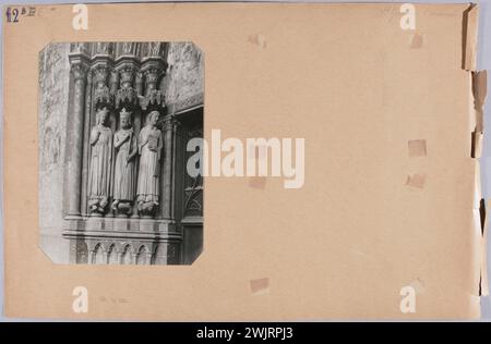 Lansiaux, Charles Joseph Antoine (Nr. 1855-03-09-D.1939-04-06), Kirche Saint-Germain l'Auxerrois, Statuen des Sprühens, 1. Arrondissement, Paris, 1913. Zeichnung mit Gelatine-Bromure des Geldes. Carnavalet Museum, Geschichte von Paris. Kirche Saint-Germain l'Auxerrois, Chip-Statuen, 1. Arrondissement, Paris. St. Germain l'Auxerrois verließ das zentrale Portal Stockfoto