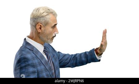 Ein Mann aus der Nähe, auf weißem Hintergrund, zeigt ein Stoppschild Stockfoto