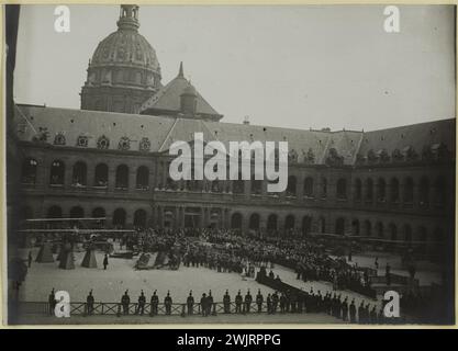 Anonym. Beerdigung von General Galliéni. : Aufstellung des Invalidengerichtes während der Reden. Invalidengericht während der Reden während der nationalen Beerdigung von General Joseph Galliéni, 7. Arrondissement, Paris, 1. Juni 1916. Zeichnung mit Gelatino-Silber-Büromure. Juni 1916-01 Juni 1916. Paris, Carnavalet Museum. Großer Krieg, Krieg 14-18, Krieg 1914-1918, erster Weltkrieg, XX. XX. 20. Jahrhundert Stockfoto
