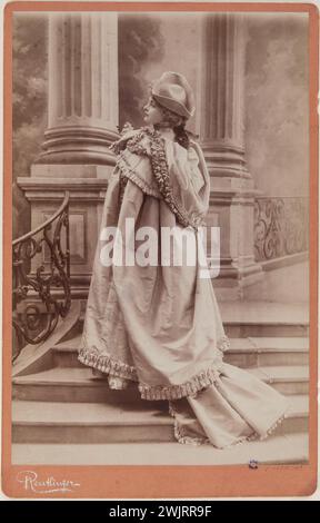 Porträt von Réjane de zurück auf einer Treppe, (1856-1920), Schauspielerin. Fotografie von Charles Reutlinger (1816-1880). Albuminpapier zeichnet. 1860-1890. Paris, Carnavalet Museum. 99046-24 Hochformat Stockfoto