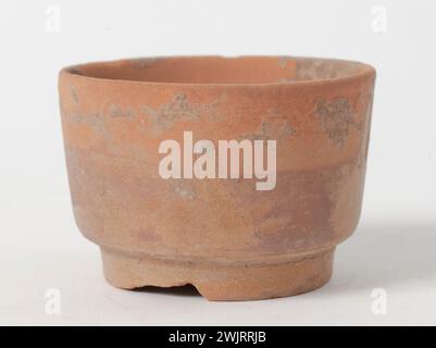 Gobelet '. Rote Terrakotta mit Céladon bedeckt. China, sechs Dynastien (311-589). Paris, Cernuschi Museum. Chinesische Kunst, chinesische Keramik, enthält, Zeit-sechs-Dynastie, Becher, Behälter, Terrakotta Stockfoto