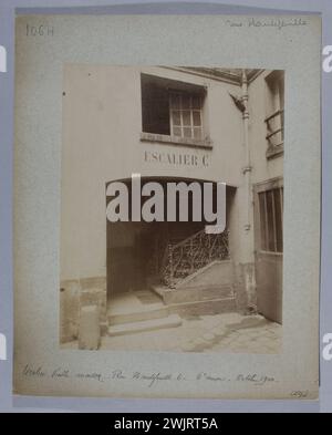 Atget, Eugène (Jean Eugène Auguste Atget, dit) (Nr. 1857-02-12-D.1927-08-04), Treppe eines alten Hauses, Rue Hautefeuille 6, 6. Arrondissement, Paris. (Dummy title), 1900-10. Albuminpapier zeichnet. Carnavalet Museum, Geschichte von Paris. Treppe eines alten Hauses, Rue Hautefeuille 6, 6. Arrondissement, Paris. Stockfoto