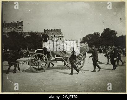 Anonym. Beerdigung von General Galliéni: Der Beerdigungsbehälter. Der Begräbnisbehälter mit dem Sarg von General Joseph Galliéni, Paris, 1. Juni 1916. Zeichnung mit Gelatino-Silber-Bromure. Juni 1916-01 Juni 1916. Paris, Carnavalet Museum. Großer Krieg, Krieg 14-18, Krieg 1914-1918, erster Weltkrieg, XX. XX. 20. Jahrhundert Stockfoto