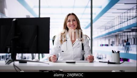 Arzt Am Computer Im Krankenhaus. Frau Stockfoto