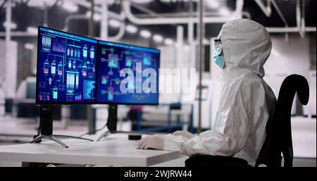 Sterile Halbleiterfabrik Und Arbeiter Im Overall Stockfoto