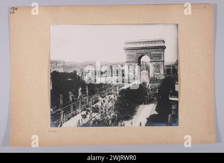 Anonym, die Parade vom 14. Juli 1919 auf den Champs-Elysées, dem Arc de Triomphe de l'Etoile. 8. Arrondissement, Paris. (Dummy-Titel). Silbergelatinebromid-Entnahme. Carnavalet Museum, Geschichte von Paris. Stockfoto