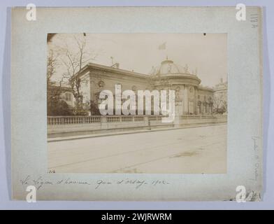 Atget, Eugène (Jean Eugène Auguste Atget, dit) (N.1857-02-12-D.1927-08-04), Palais de la Légion d'Honneur, Quai d'Orsay, 7. Arrondissement, Paris. (Dummy-Titel), 1902. Zeichnen Sie auf Albuminpapier. Carnavalet Museum, Geschichte von Paris. Palast der Ehrenlegion, Quai d'Orsay, 7. Arrondissement, Paris. Stockfoto