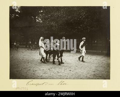 Krieg 1914-1918. Kinder spielen, um Verwundete in einem öffentlichen Garten zu transportieren. Paris, 1914-1918. Paris, Carnavalet Museum. 78007-30 humanitäre Hilfe, humanitäre Vereinigung, Verwundungen, Rotes Kreuz, Deguise, Deguise, Kind, Großer Krieg, Krieg 14-18, Krieg 1914-1918, Nuity, Öffentlicher Garten, Spiel, Spielen, Humanitärer Organismus, Porter, Premiere Weltkrieg, Rettung, Hilfe, Soldat, Unterstützung, Unterstützung, Transport, Transport Stockfoto