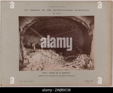 Anonym. Bau-/Metropolitan-/Stadtbahn von Paris. / Bahnhof 'Place de la Bastille' / Abriss der Stadtmauer von der alten Festung. "Station Place de la Bastille, Blick auf die Abrissmauer der alten Festung. 4. Arrondissement, Paris'. Technik noch zu identifizieren: Gelatino-Silberfass? 1905-03-25-1905-03-25. Paris, Carnavalet Museum. 123825-14 Stockfoto