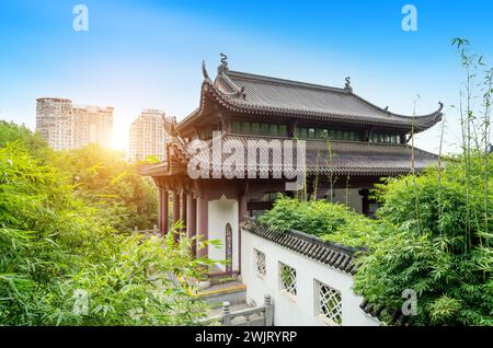 Die alten Gebäude im Huanghelou Park, Wuhan, China. Stockfoto