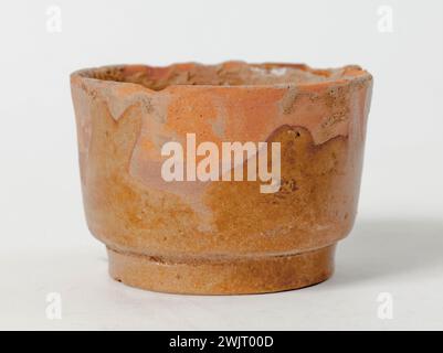 Gobelet '. Rote Terrakotta mit Céladon bedeckt. China, sechs Dynastien (311-589). Paris, Cernuschi Museum. Chinesische Kunst, chinesische Keramik, enthält, Zeit-sechs-Dynastie, Becher, Behälter, Terrakotta Stockfoto