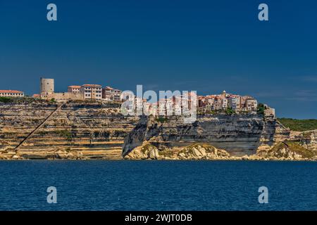 Citadelle auf Kalkfelsen, vom Meer aus gesehen, King Aragon Tritt Links, Bonifacio, Corse-du-Sud, Korsika, Frankreich Stockfoto