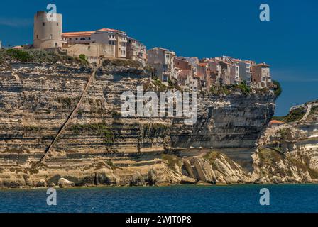 Citadelle auf Kalkfelsen, vom Meer aus gesehen, König von Aragon Schritte auf der linken Seite, in Bonifacio, Corse-du-Sud, Korsika, Frankreich Stockfoto