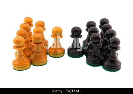 Weiße und schwarze Schachfiguren stehen einander wegen Rivalität gegenüber. Stockfoto
