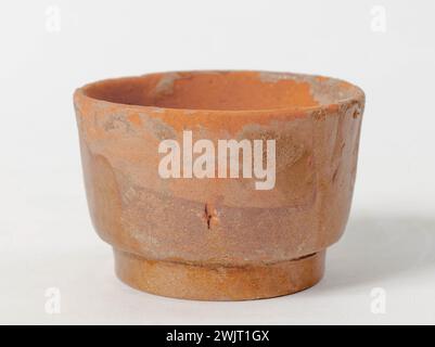 Gobelet '. Tree Cuite Rouge zu Couverts Colded. China, Sechs Dynastien (311-589). Paris Museum Cernalchi. Chinesische Kunst, chinesische Keramik, enthält, Zeit-sechs-Dynastie, Becher, Behälter, Terrakotta Stockfoto
