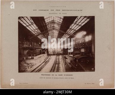 Anonym. Bau-/Metropolitan-/Stadtbahn von Paris. / Überquerung des Bahnhofs Orléans / Servicebrücke und Gerüste unter der Halle. 'Blick auf die Halle des Bahnhofs Austelitz, 13. Arrondissement, Paris'. Silbergelatinebromid-Entnahme. 1905-02-25-1905-02-25. Paris, Carnavalet Museum. 123828-25 Stockfoto