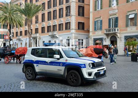 Polizeijeep und Pferdekutschen auf dem spanischen platz von rom Hauptstadt italiens EU Stockfoto