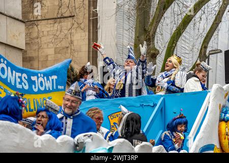 Rosenmontagszug Karnevalsumzug in Düsseldorf, Nordrhein-Westfalen, Deutschland, Europa | Rosenmontagszug in Düsseldorf, Deutschland, Europa Stockfoto