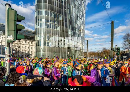 Rosenmontagszug Karnevalsumzug in Düsseldorf, Nordrhein-Westfalen, Deutschland, Europa | Rosenmontagszug in Düsseldorf, Deutschland, Europa Stockfoto