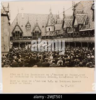 Trampus. "Propagandafotografie: Segen der Menge während der Feier des 5. 100. Jahrestages des Beaune-Hospizes". FEST ZUM 5. Jahrhundert des Beaune-Hospizes unter dem Vorsitz von Kardinal Suhard, Erzbischof von Paris. / Im Innenhof des Hospizes S.E. Kardinal Suhard / Benit the Crowd / V.79.031. Gelatino-Silberbromid-Entnahme. Daktylographische Legende in schwarzer Tinte. 1943-07-23-1943-07-23. Paris, Carnavalet Museum. 144783-4 Stockfoto