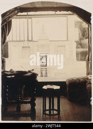 Victor Hugos Büro und der Look in Hauteville House, Guernsey. 1862. Steuer auf Albuminpapier, Negativglas am Kollodion. Foto von Edmond Bacot (1814-1875). Paris, Häuser von Victor Hugo. 34666-17 Cheminee, Hauteville House, Aussichtspunkt, Wohnzimmer, Haus Stockfoto