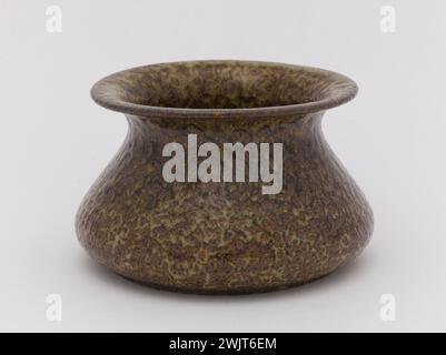 Abwassertopf (Kensu). Sandstein, bedeckt mit grüner Esche. 19. Jahrhundert. Paris, Cernuschi Museum. Japanische Kunst, japanische Keramik, gres, japanisches Objekt, Wassertopf, 19. 19. XIX. 19. 19. 19. Jahrhundert Stockfoto