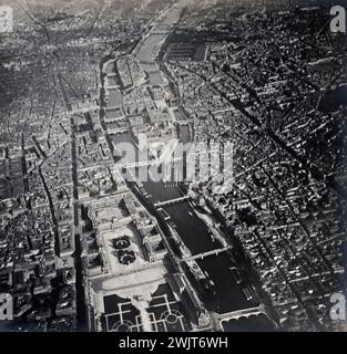 La seine, Île Saint-Louis, die Stadt, das Karussell, der Louvre und die Halles aus einer Höhe von 700 Metern. Paris (I Arrondissement), 1907. Foto de Degugis. Paris, Carnavalet Museum. 27183-1 Ile de la Cite, Louvre, seine, Tuilerien, Blick auf die Ära, Panoramablick, Stadt Stockfoto