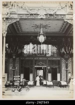 Blancard, Hippolyte (1843 - D.1924), Universal Exhibition of 1889: Coffee Boy vor dem Tor zum Restaurant Ducarré and Keller, Paris (Dummy-Titel), 1889. Platin-Verlosung. Carnavalet Museum, Geschichte von Paris. Stockfoto