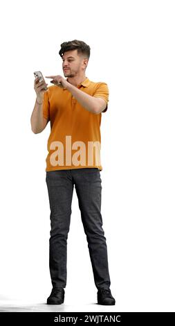 Ein Mann in voller Länge, auf weißem Hintergrund, mit Taschen und Telefon Stockfoto