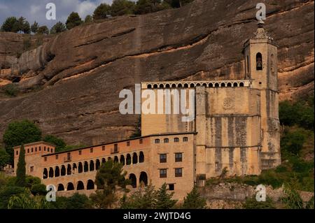 Basilika Virgen de la Peña (Basilika unserer Lieben Frau vom Felsen), erbaut in den 1500er Jahren über dem Dorf Graus, im Komitat Ribagorza oder Ribagorza, Provinz Huesca, Aragon, Spanien. Stockfoto