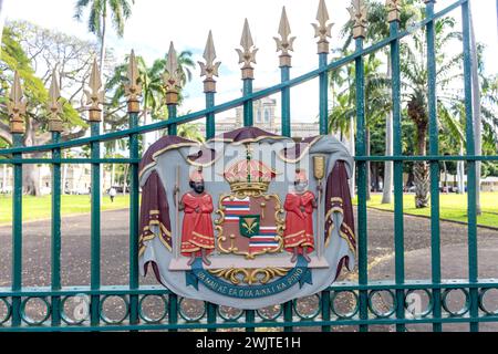Königliches Wappen am Tor des Iolani Palace, King Street, Honolulu, Oahu, Hawaii, Vereinigte Staaten von Amerika Stockfoto