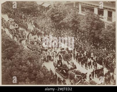 Anonym, Prozession auf dem Boulevard Saint-Germain, 1. Juni 1885 (Untertitel), 01.06.1885. House of Victor Hugo - Hauteville House. Beerdigung der Victor Hugo Prozession auf dem Boulevard Saint-Germain, am 1. Juni 1885, Parade von Panzern, die mit Leichenkronen geschmückt sind, neben Schulbataillonen. Am Rande des Boulevards gibt es viele Leute. Stockfoto