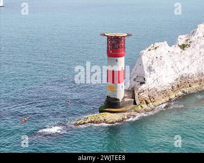 Seekanus am Fuße des Needles Leuchtturms Isle of Wight ruhiger Tag mit blauem Himmel Drohne, aus der Luft Stockfoto