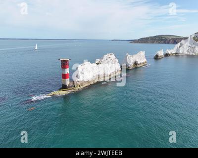 The Needles Leuchtturm Isle of Wight ruhiger Tag, blauer Himmel Drohne, Luftaufnahme, Blick von der Luftjacht im Hintergrund Stockfoto