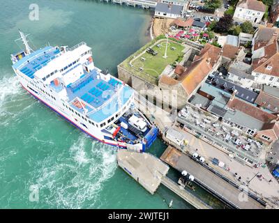 Die Wight Link Fähre aus der Vogelperspektive liegt in Yarmouth Stockfoto