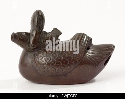 Ente, die einen Fisch hält. Bronze. Japan. Paris, Cernuschi Museum. Tier, japanische Kunst, Bronze, Ente, Vogel, Fisch, Halt, flüchtig, Tier Stockfoto