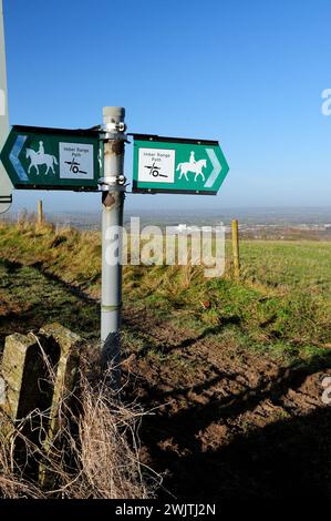 Wegweiser entlang des Imber Range Path oberhalb von Westbury, Wiltshire. Stockfoto