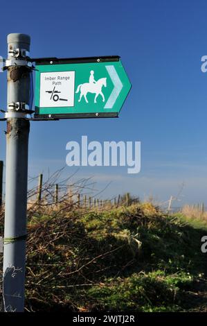 Wegweiser entlang des Imber Range Path oberhalb von Westbury, Wiltshire. Stockfoto