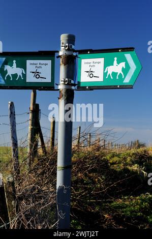 Wegweiser entlang des Imber Range Path oberhalb von Westbury, Wiltshire. Stockfoto