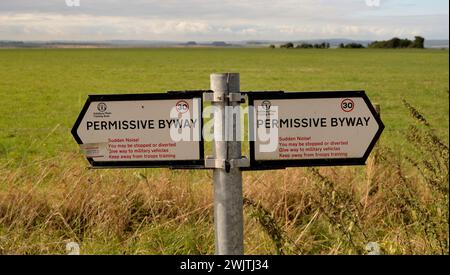 Schild neben dem militärischen Schießstand auf dem Salisbury Plain Training Area, Wiltshire. Stockfoto