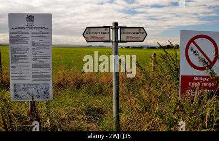 Schild neben dem militärischen Schießstand auf dem Salisbury Plain Training Area, Wiltshire. Stockfoto