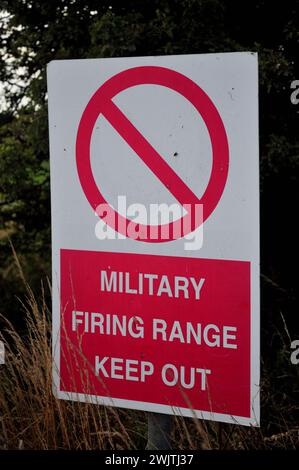 Schild neben dem militärischen Schießstand auf dem Salisbury Plain Training Area, Wiltshire. Stockfoto