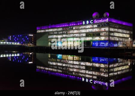 Glasgow Schottland: 11. Februar 2024: River Clyde bei Nacht mit dem BBC Scotland Gebäude beleuchtet mit Wasserrefelktion. BBC Pacific Quay Stockfoto