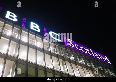 Glasgow Schottland: 11. Februar 2024: River Clyde bei Nacht mit dem BBC Scotland Gebäude beleuchtet mit Wasserrefelktion. BBC Pacific Quay Stockfoto