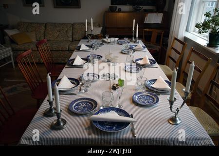 Ein Tisch, der auf acht Gäste wartet Stockfoto