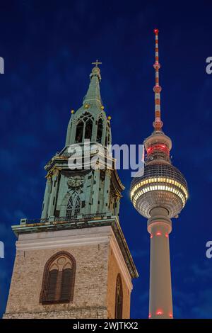 Der berühmte Fernsehturm und der Turm von St. Marienkirche am Alexanderplatz in Berlin bei Nacht Stockfoto