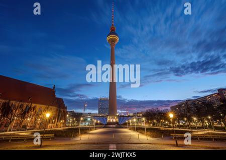 Der Alexanderplatz in Berlin mit dem berühmten Fernsehturm Morgendämmerung Stockfoto