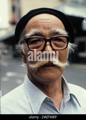 Japan. Nagasaki. Außenporträt eines einheimischen alten Mannes. Stockfoto